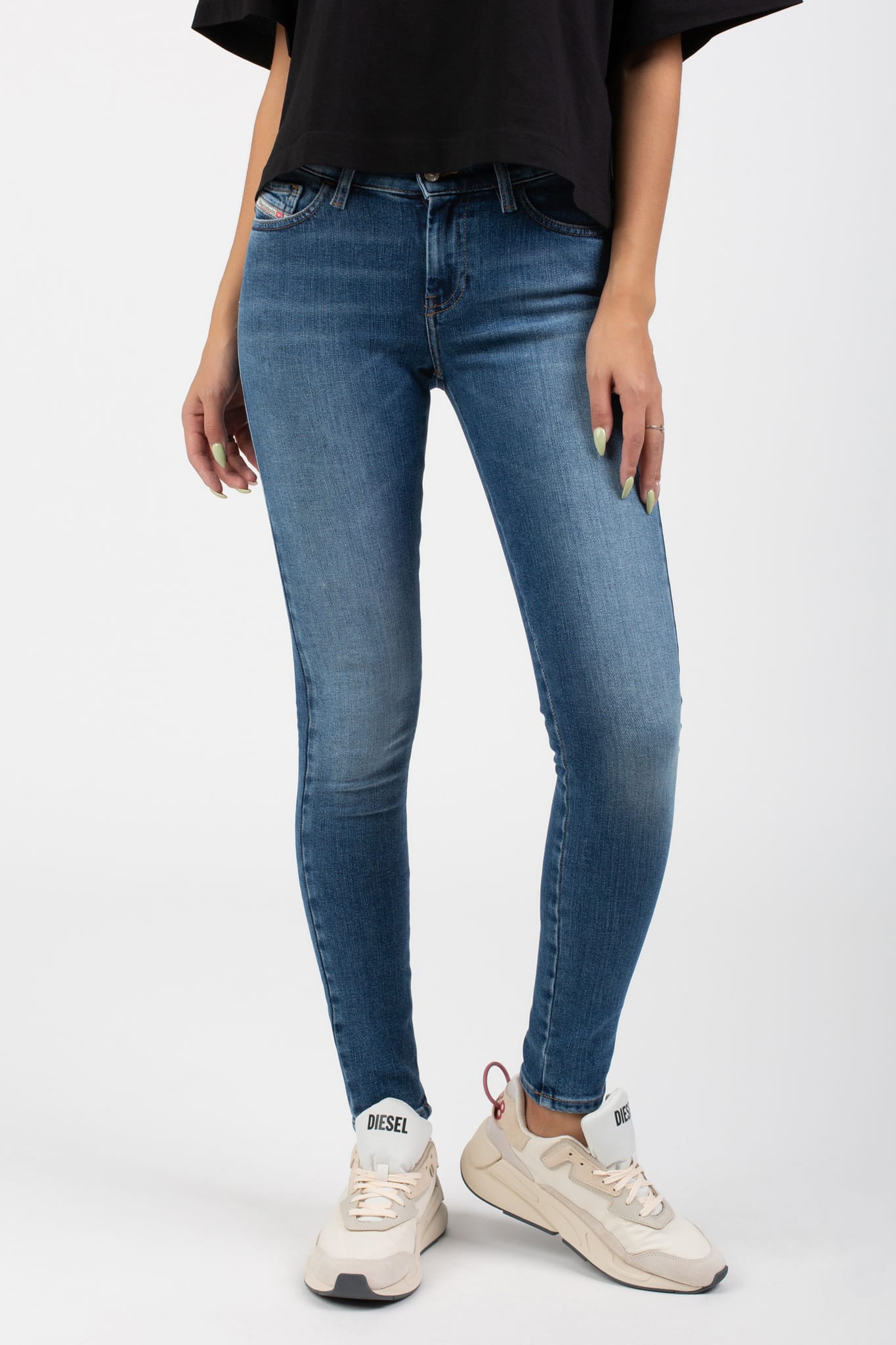 ג'ינס סקיני בגובה מותן בינוני