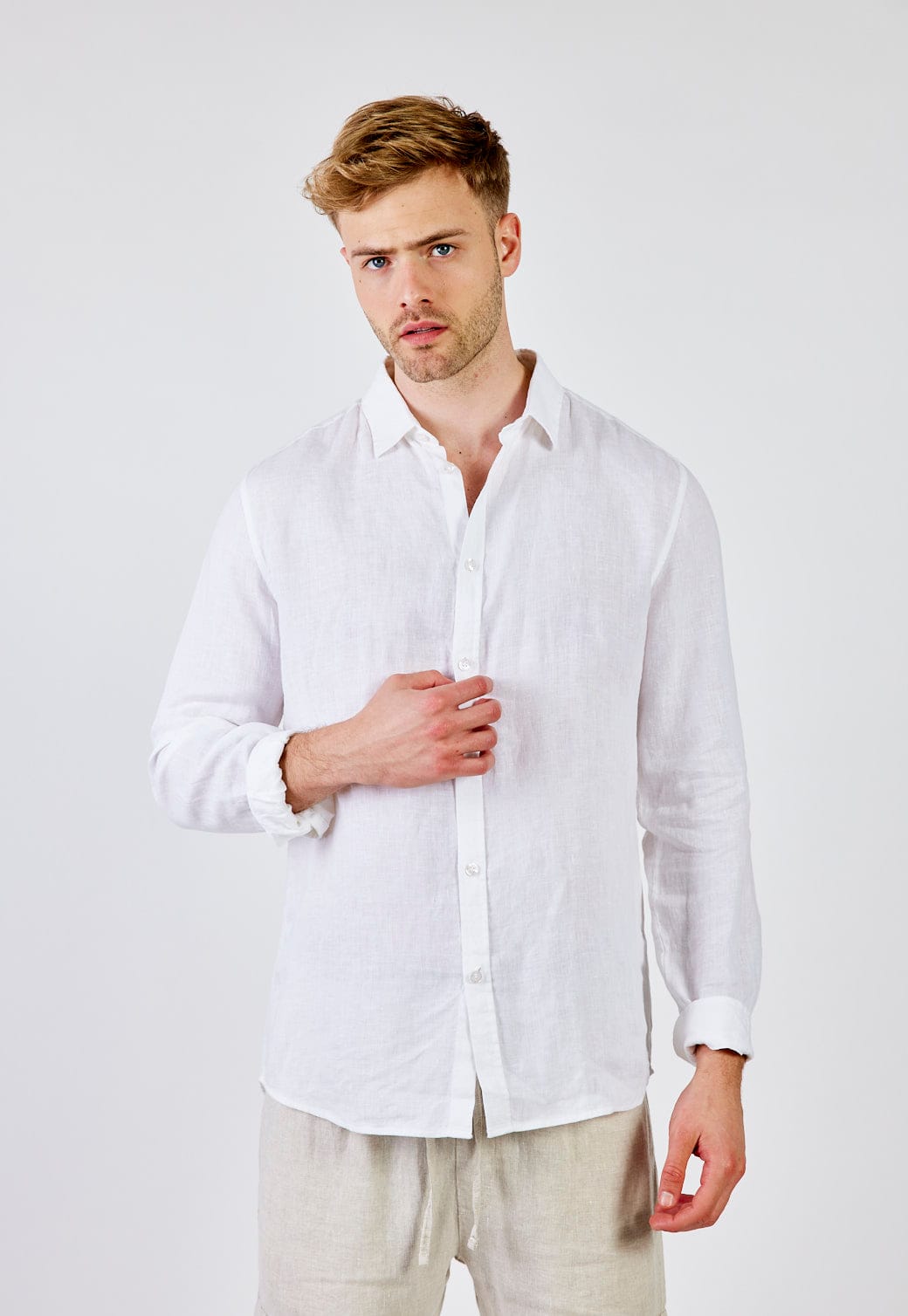 חולצת פשתן מכופתרת