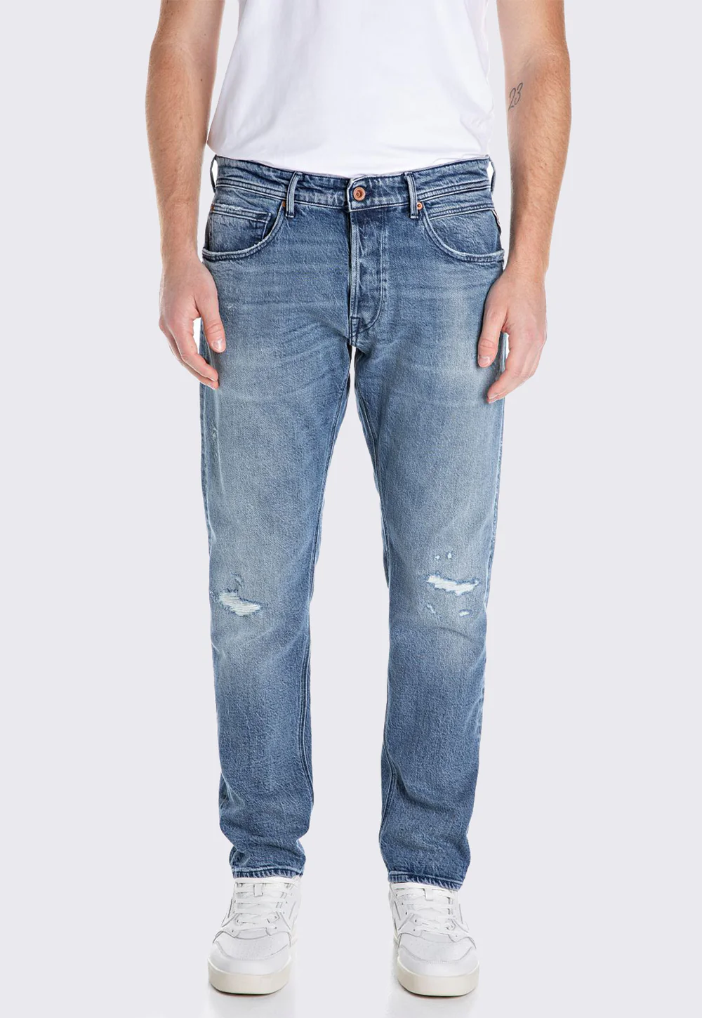 ג'ינס סקיני עם קרעים