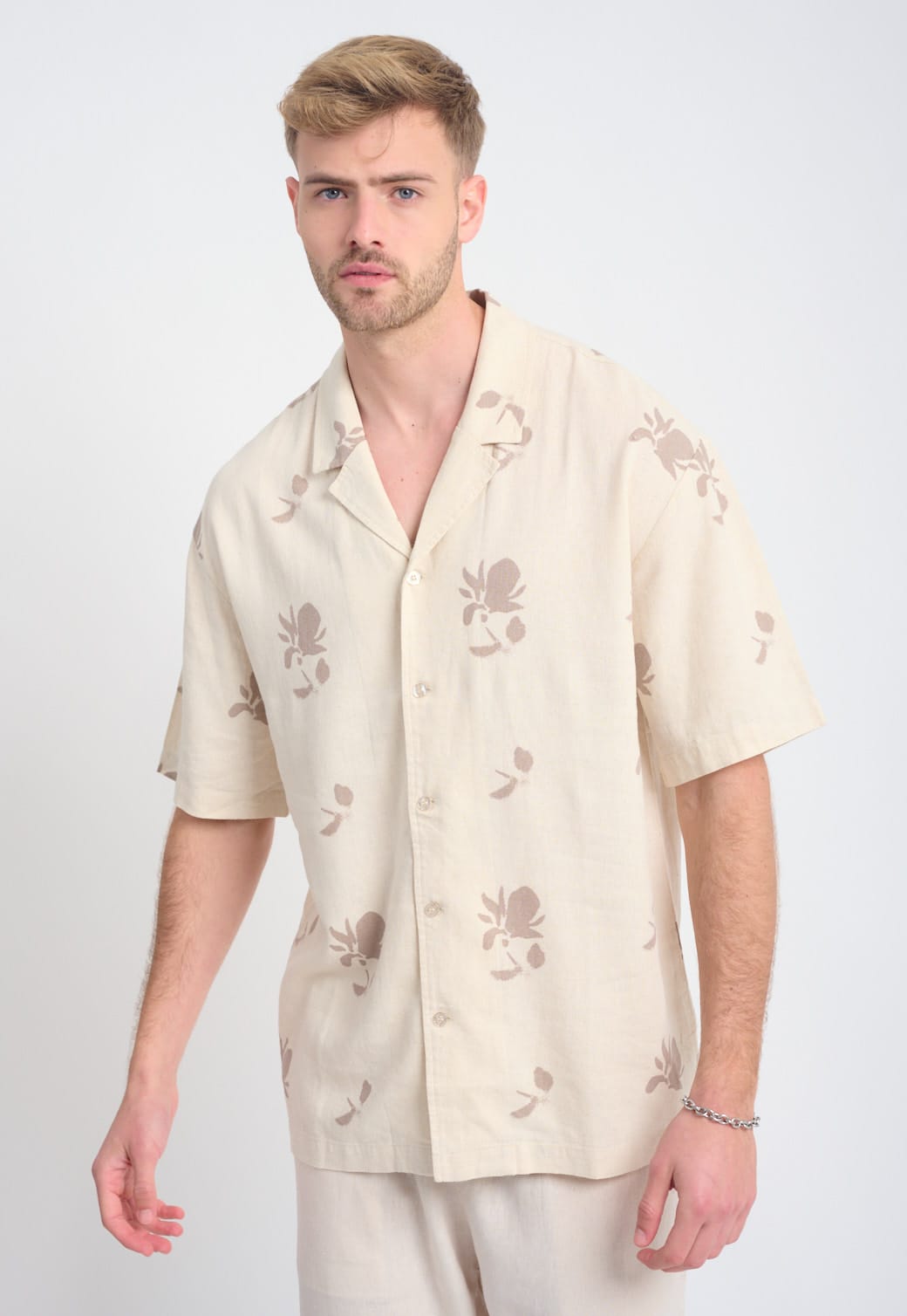 חולצת פשתן מכופתרת