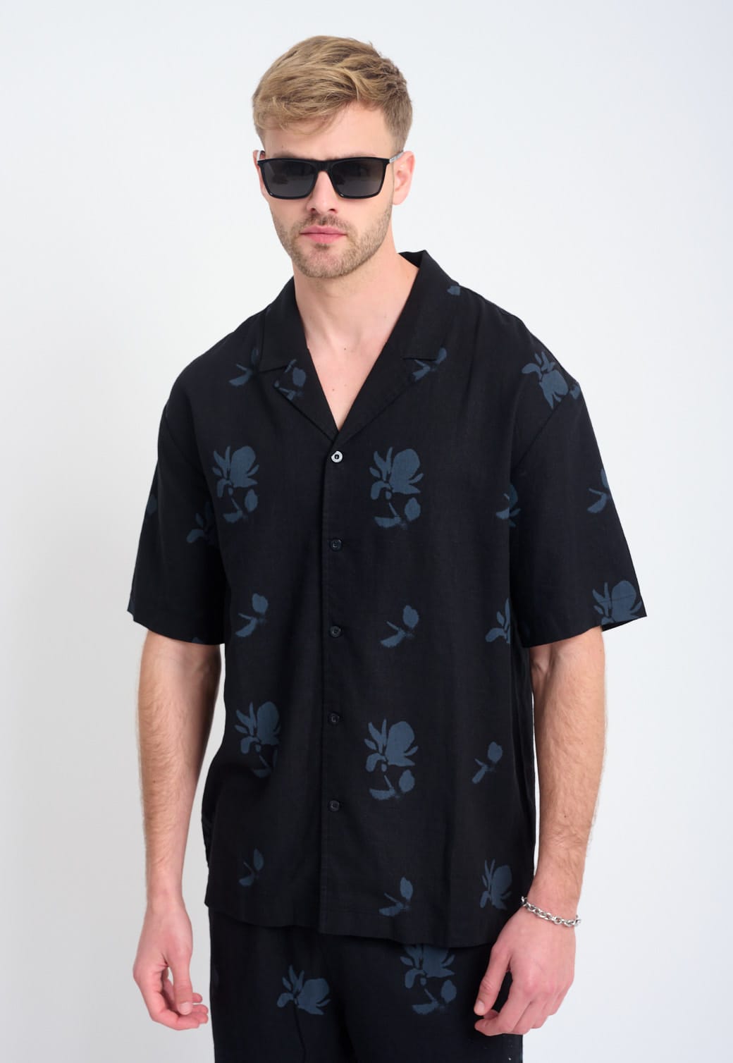 חולצת פשתן מכופתרת