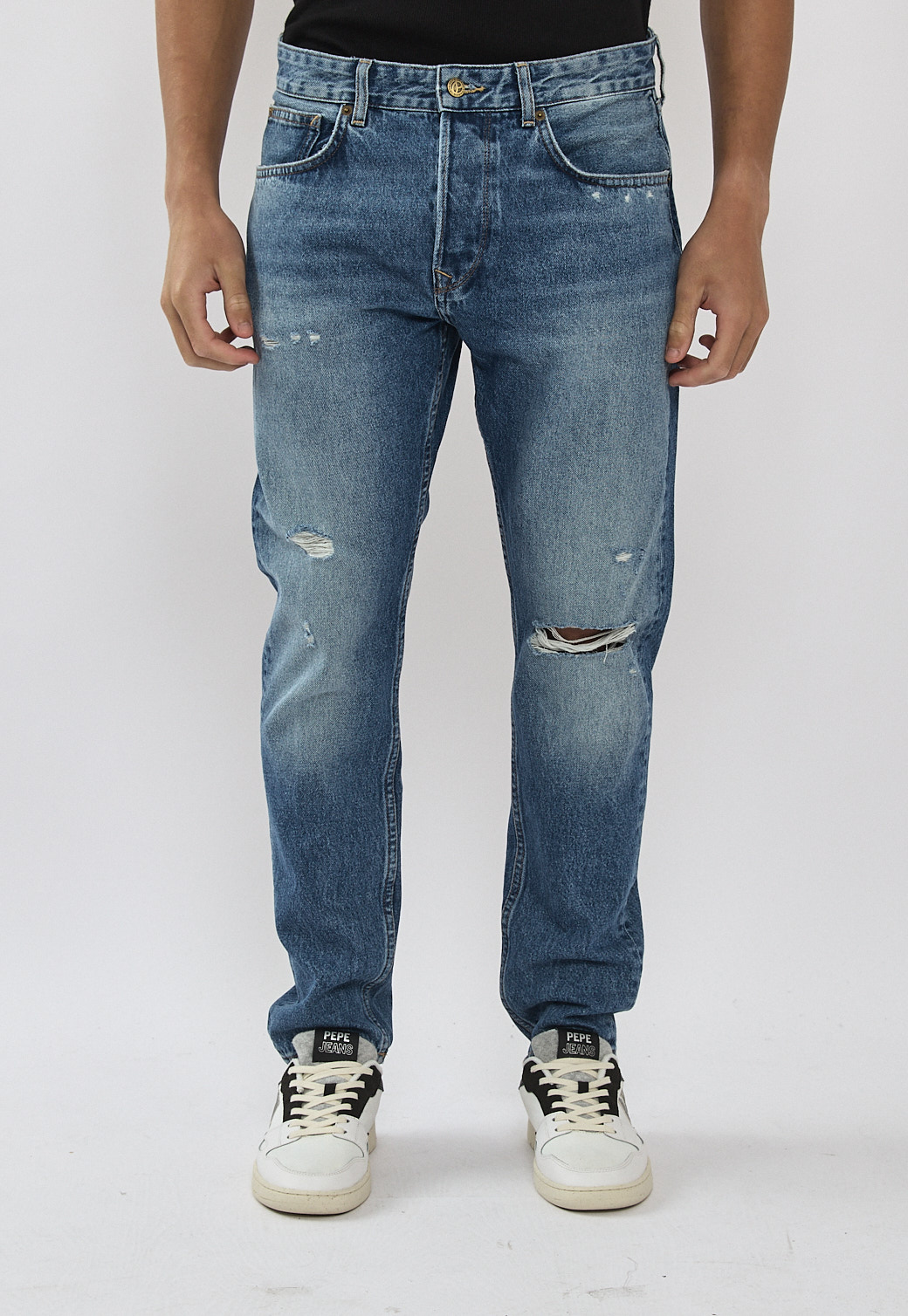 ג'ינס רחב עם קרעים