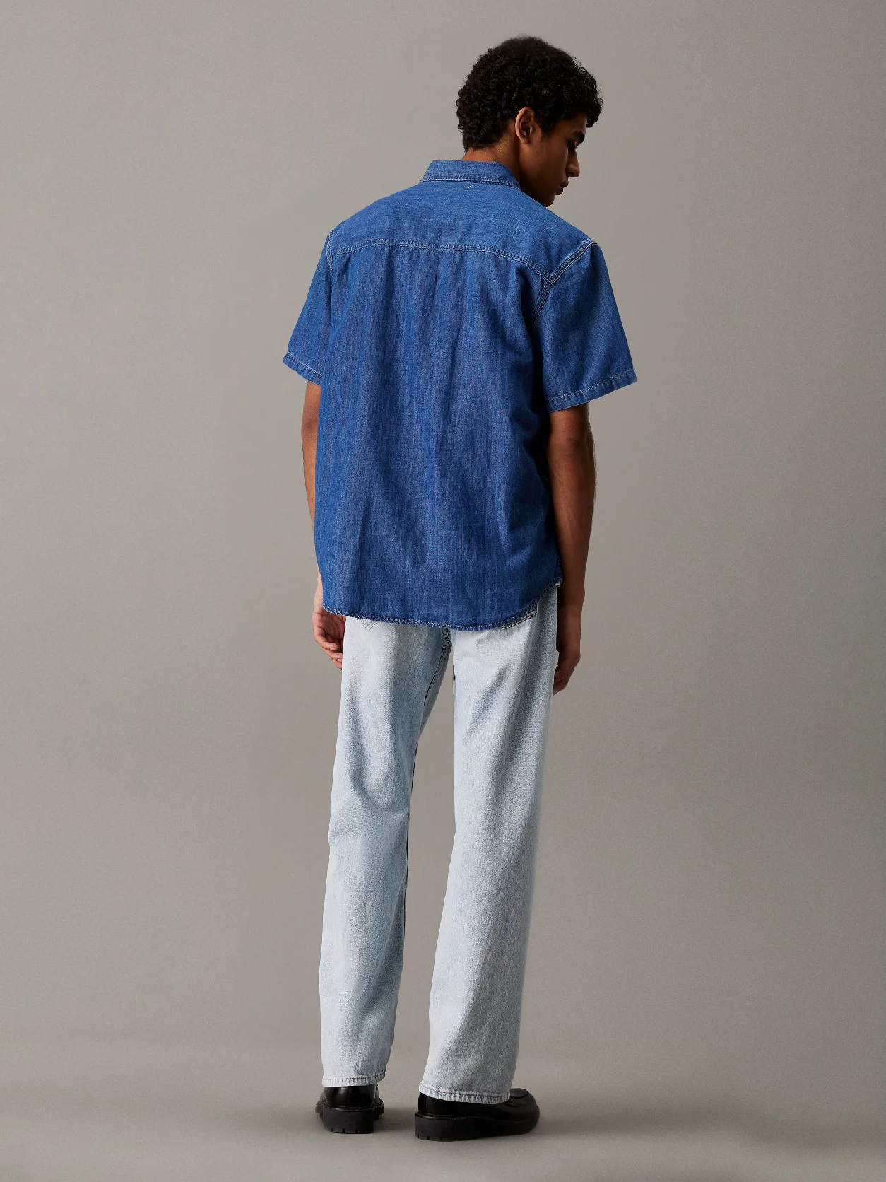 חולצה קצרה מכופתרת – תמונה 2