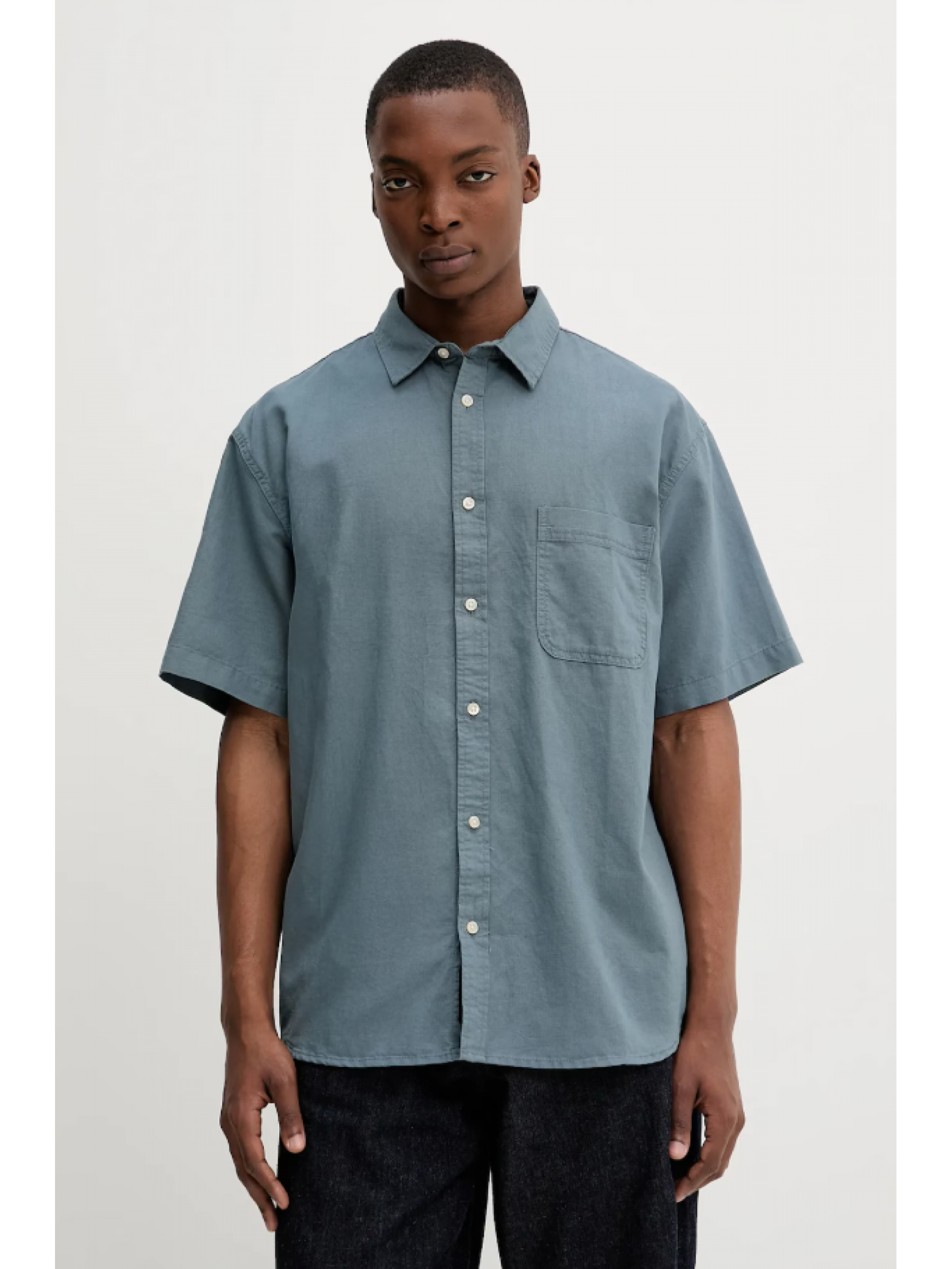 חולצה קצרה מכופתרת