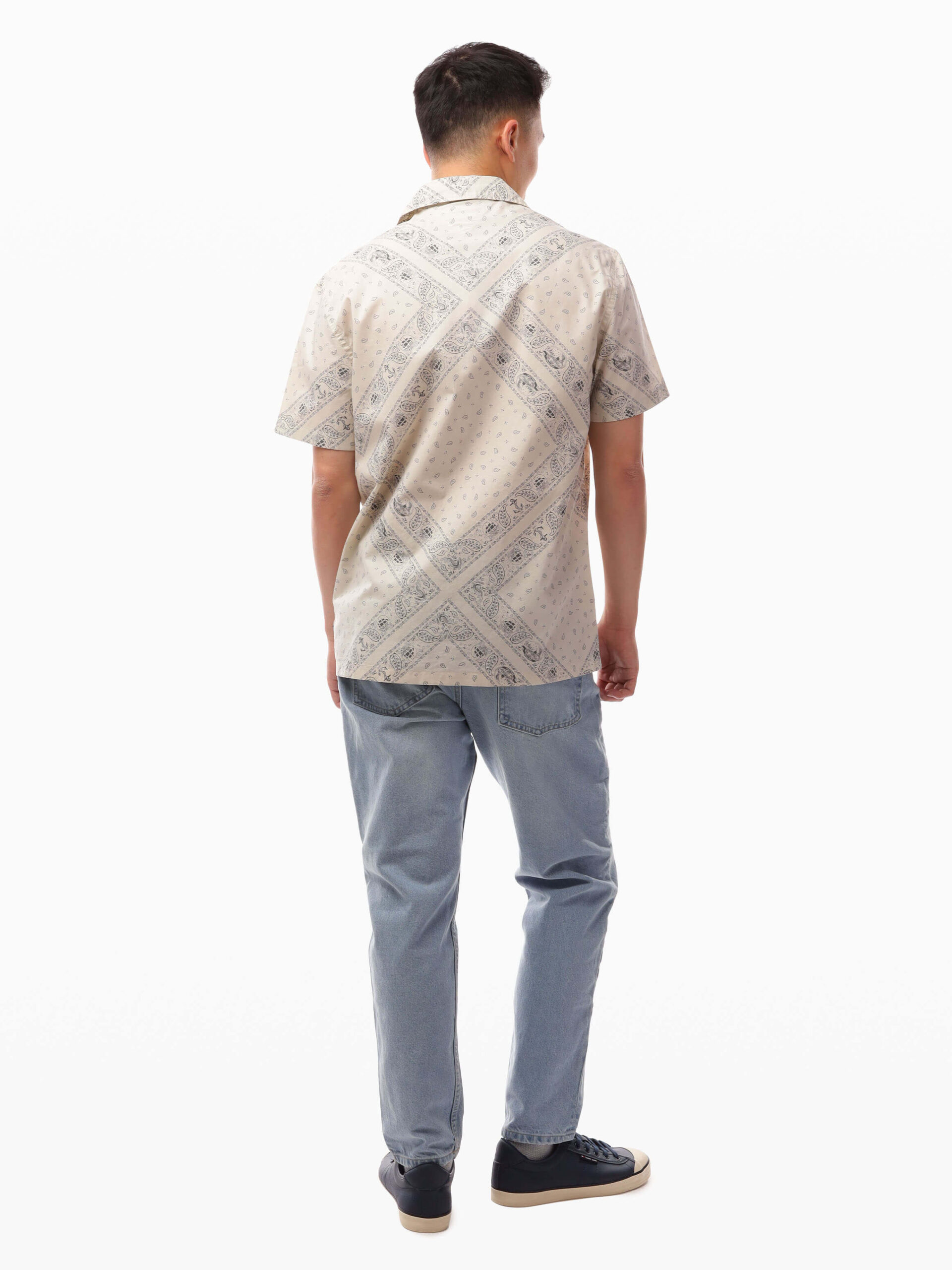 חולצה קצרה מכופתרת – תמונה 2